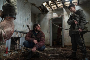 Aaron Taylor-Johnson y Alfie Williams.