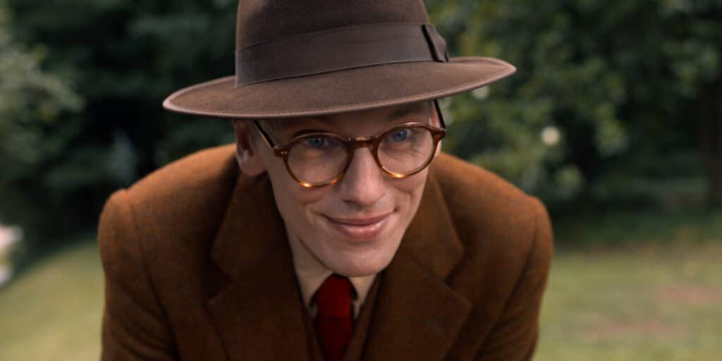 Jamie Campbell Bower como Henry