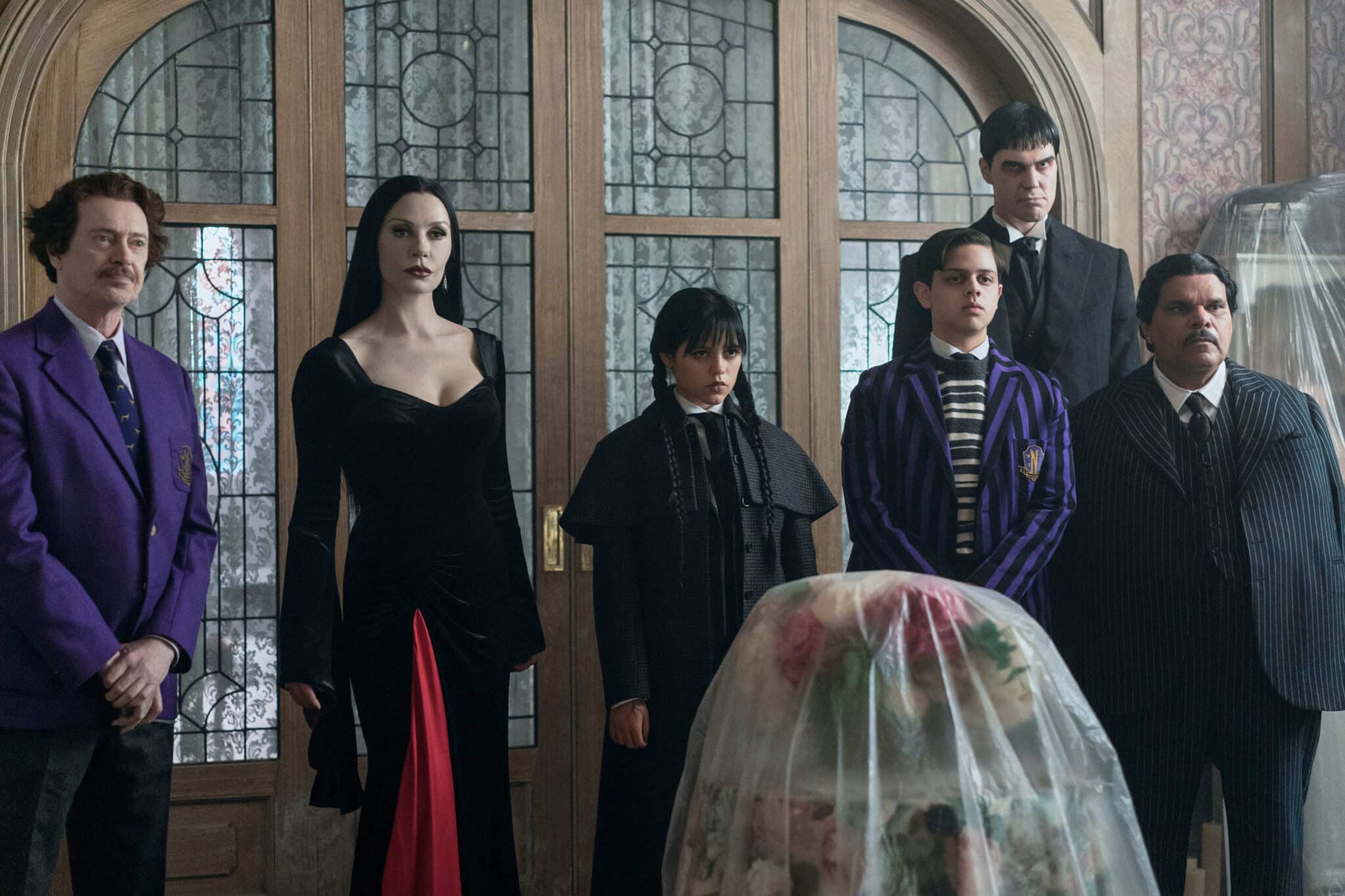 ESCENA de la temporada 2 de miercoles con todos los personajes