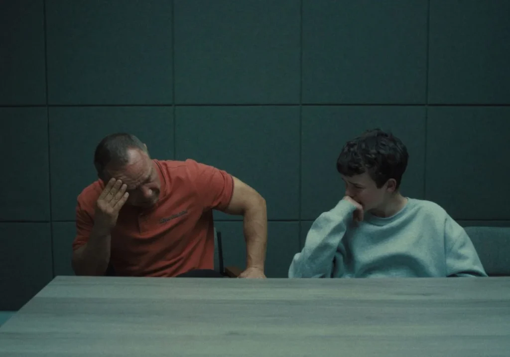 escena de adolescencia, padre e hijo juntos en escena.