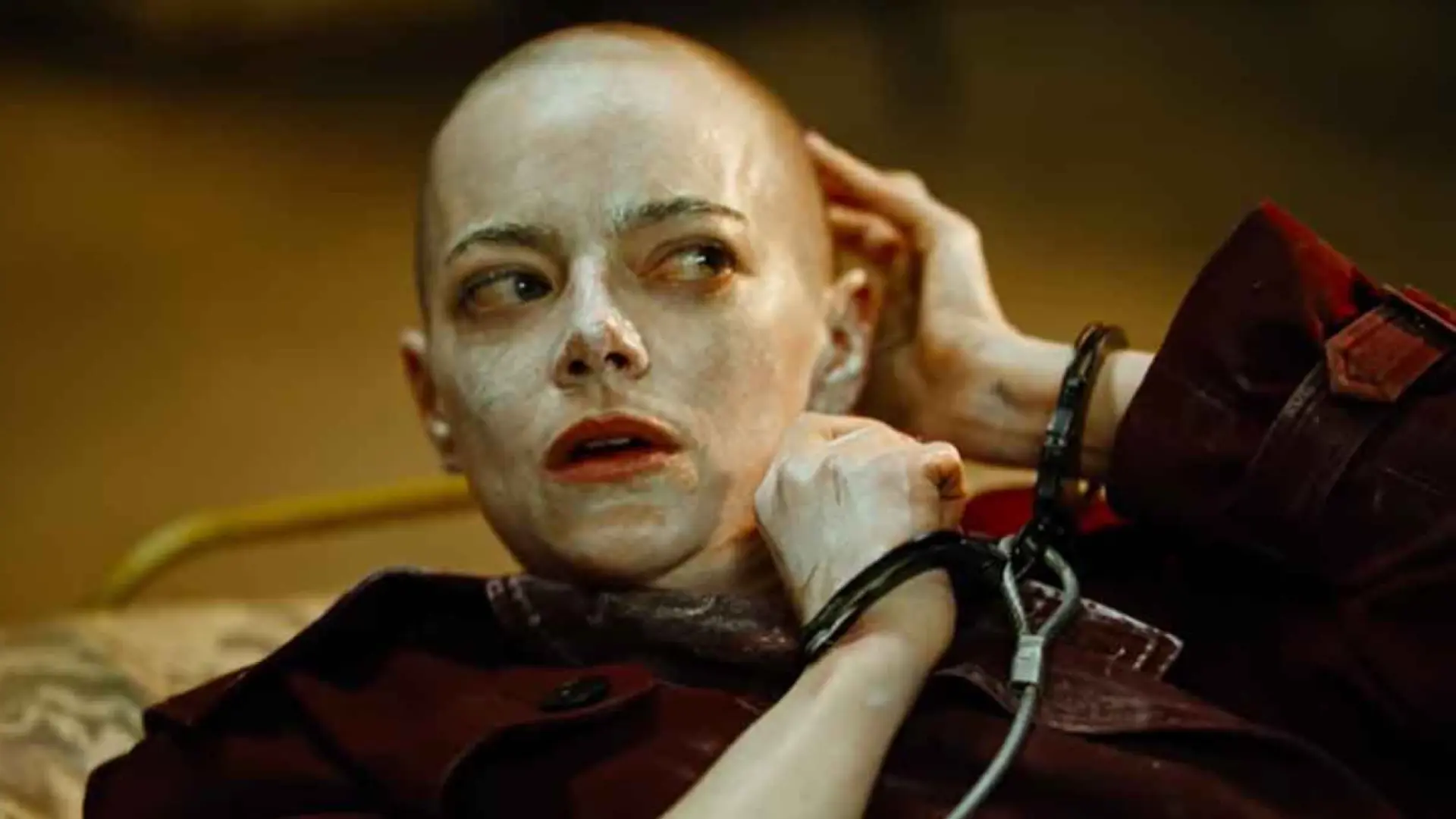 escena de bugonia con emma stone